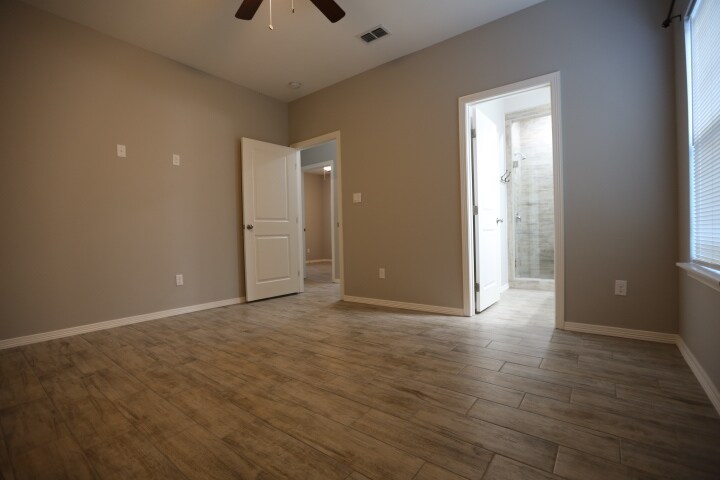 Building Photo - 1402 W Heritage Dr