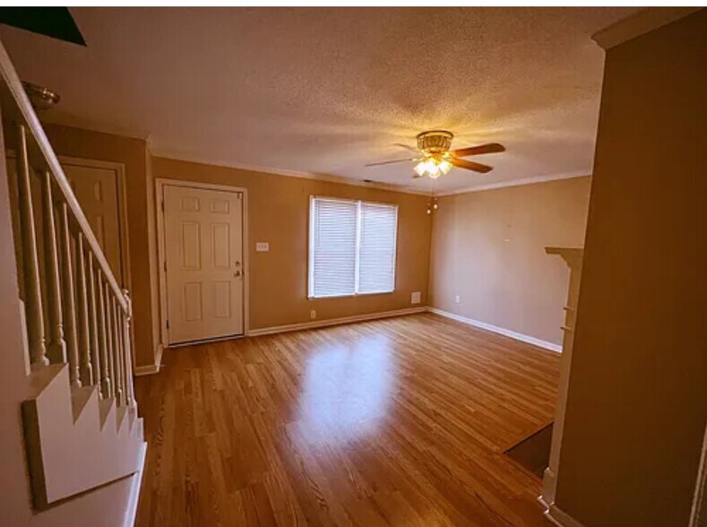 Building Photo - 21899 Williamsburg Dr