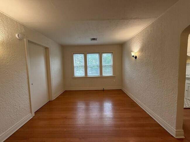 Building Photo - Charming Historic 1-Bedroom in Gatewood | Walk to the Plaza District
