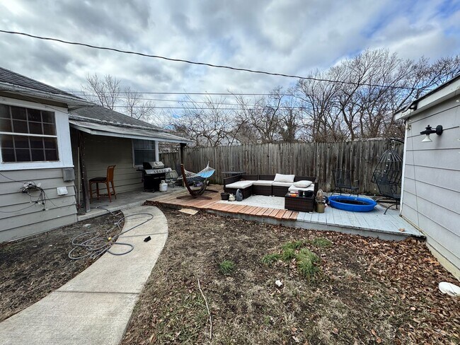 Building Photo - Spacious 2 Bedroom Home Close to Campus