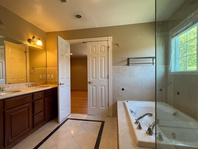 Building Photo - 6556 Idlebrook Ct