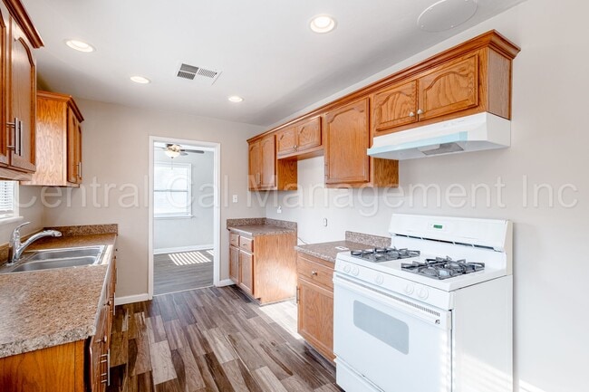 Building Photo - 3 Bedroom/1 Bath Home - $1850 per month!