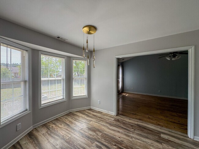 Building Photo - Charming 3 Bed 2 Bath Home with Bonus Room