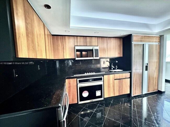 Building Photo - 2025 Brickell Ave