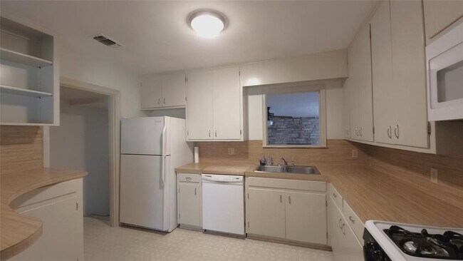 Building Photo - 5119 Fairview Dr