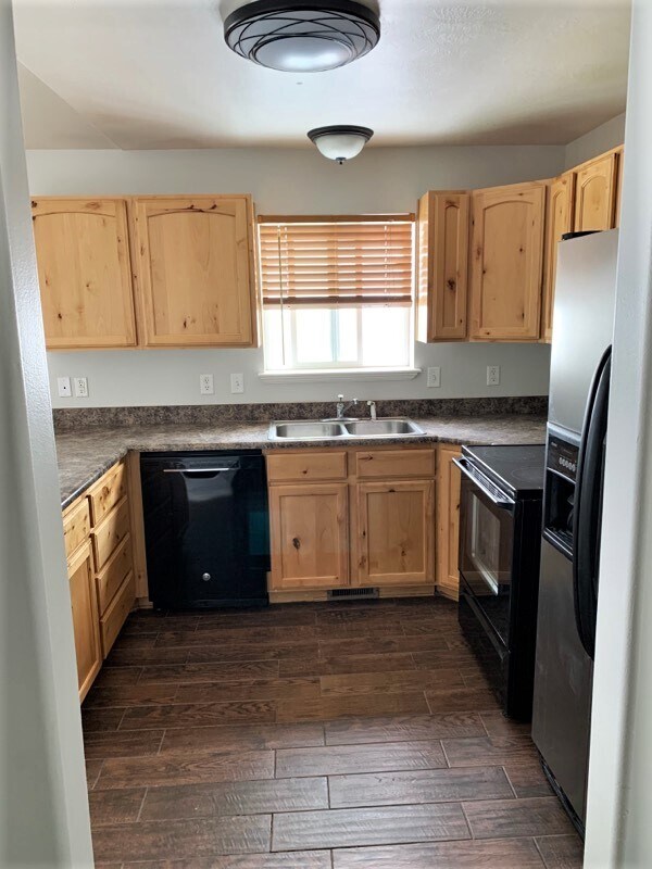 Building Photo - 3938 S Lake Vista Dr