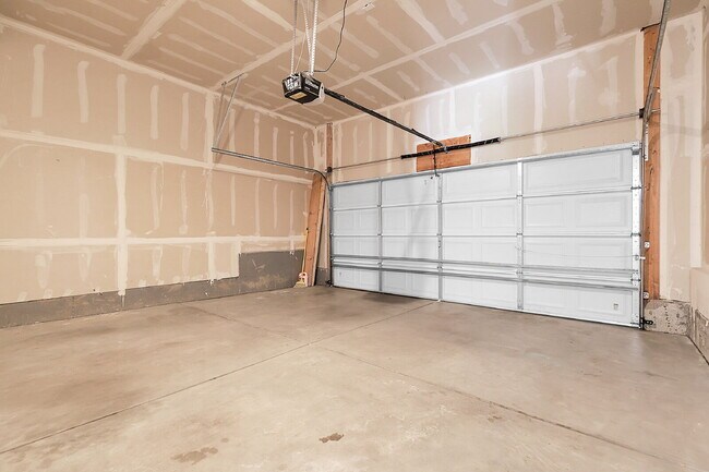 Building Photo - $2,640.95- 3 Bed, 3 Bath Townhome in Aurora with Central AC, In Unit Laundry and Patio Space!
