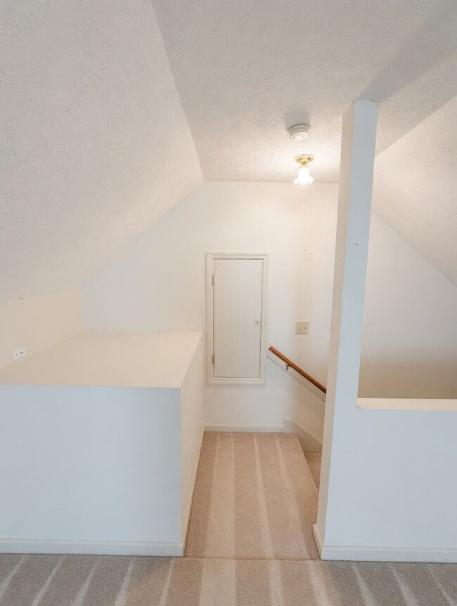 Building Photo - Spacious and beautiful Hendersonville home