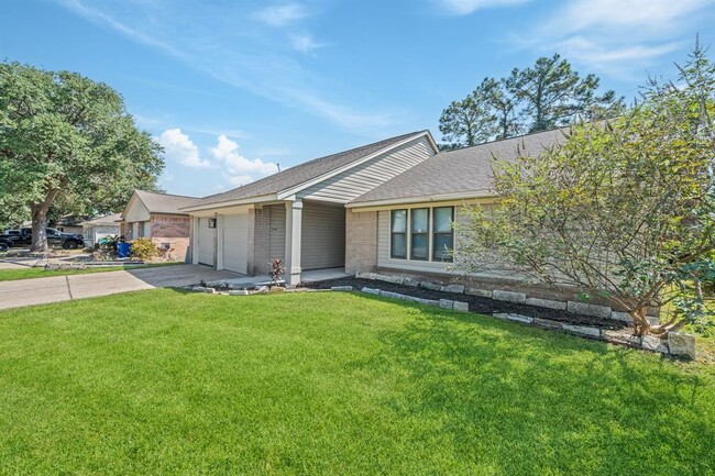 Building Photo - 7402 Blanco Pines Dr