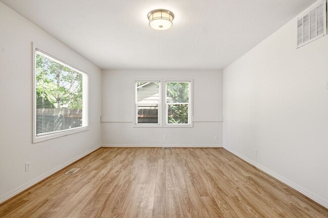 Building Photo - Updated Single-Level Home with Modern Kitchen, Natural Light & Parking