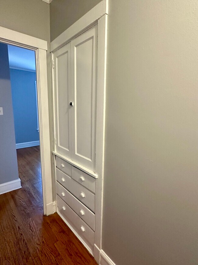 Building Photo - 6442 N Bosworth Ave