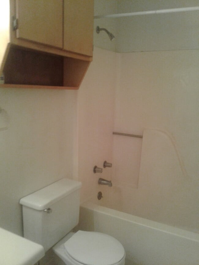 Building Photo - 2 Bedroom 1 Bath Upstairs Unit "Call us about our Move in Special"