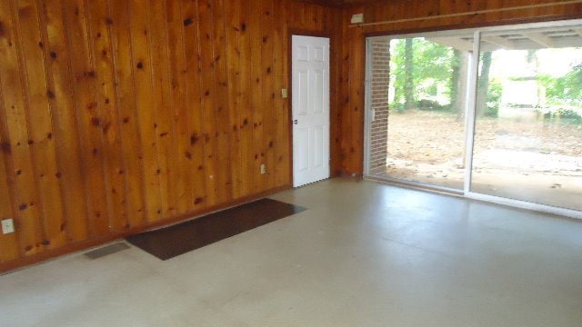 Building Photo - City Living!!