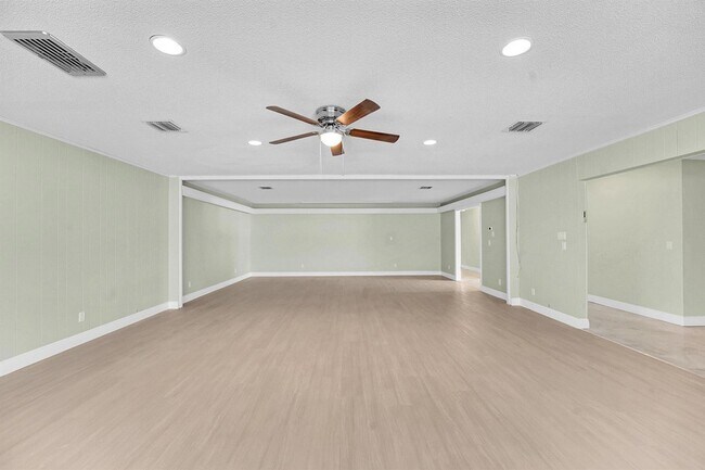Building Photo - 154 SE Naranja Ave