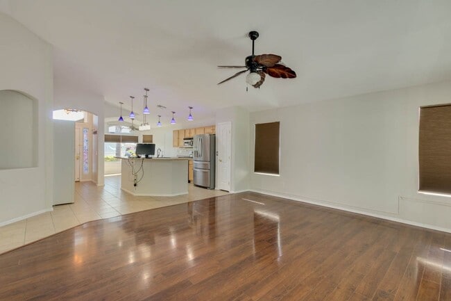 Building Photo - New Listing in Peoria