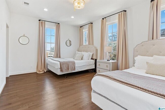 Building Photo - Luxurious 3-Bed Townhouse on Red Mountain