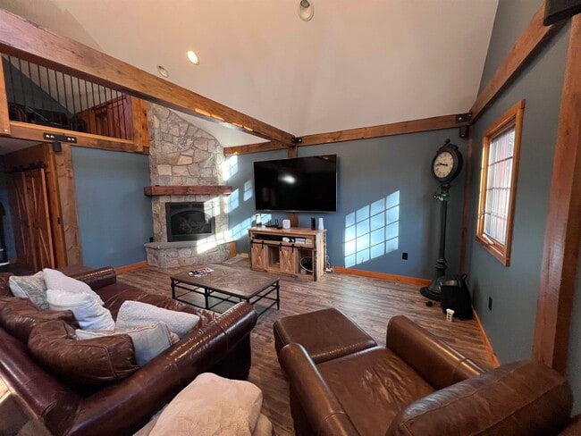 Building Photo - 34 Mirror Lake Dr