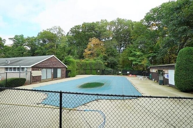 Building Photo - Spacious Condo with Parking, Heat/Hot Wate...