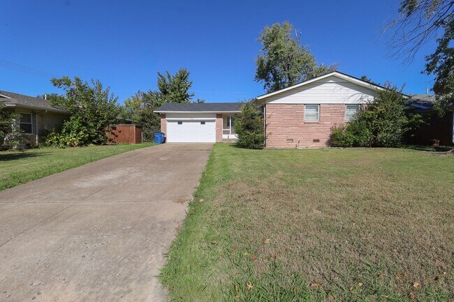 Building Photo - 3 Bed Mid-Town Beaut! Available for Immedi...