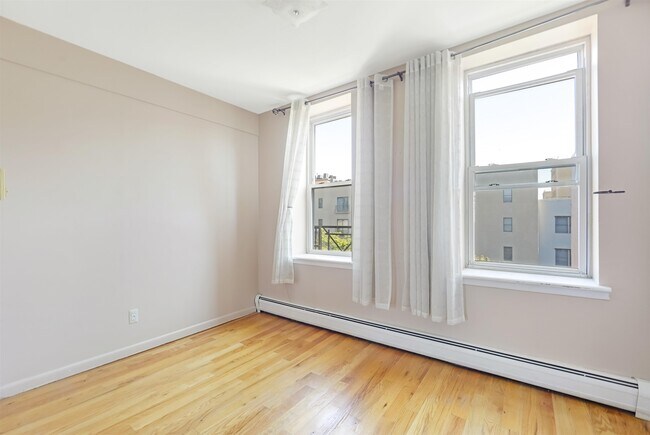 Building Photo - 523 Adams St