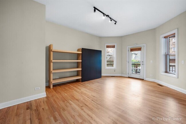 Building Photo - Updated Duplex Condo with 2 parking spots