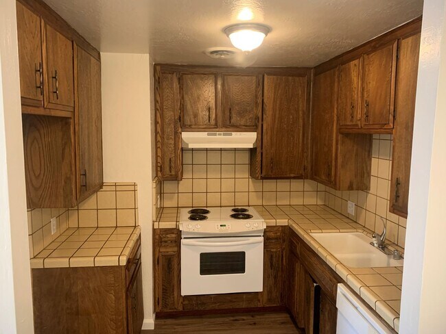 Building Photo - 7704 N Laurelglen Blvd