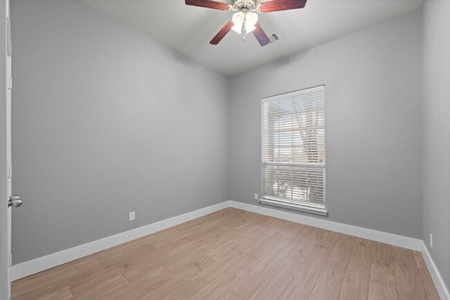 Building Photo - Spacious 5-Bedroom Retreat on Hidden Lake Court with Pool