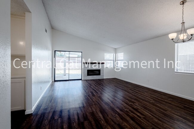 Building Photo - 3 Bedroom/2 Bath Home in the Southwest - $2295 Per Month!