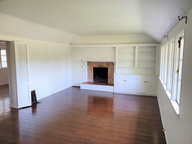 Building Photo - 8533 Rosewood Ave