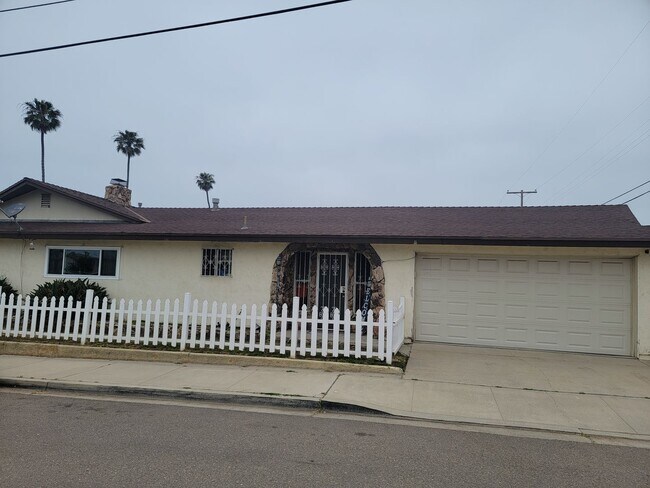 Building Photo - 4 Bed, 2.5 Bath House w/2-Car Garage & Pool