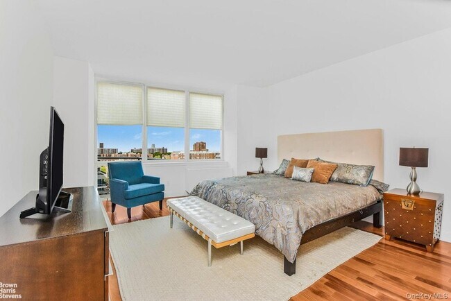 Building Photo - 640 W 237th St