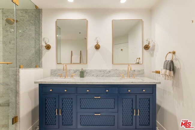 Building Photo - 930 N Doheny Dr