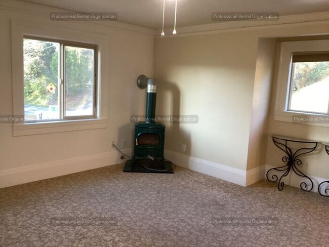 Building Photo - Upper Carriage house Flat with deck & expansive Vineyard and Sunset views