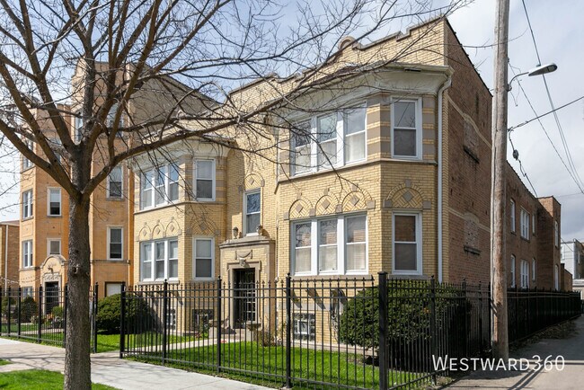 Building Photo - 3722 W Wilson Ave