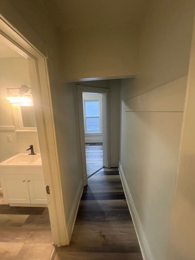 Building Photo - 723 W Armstrong Ave