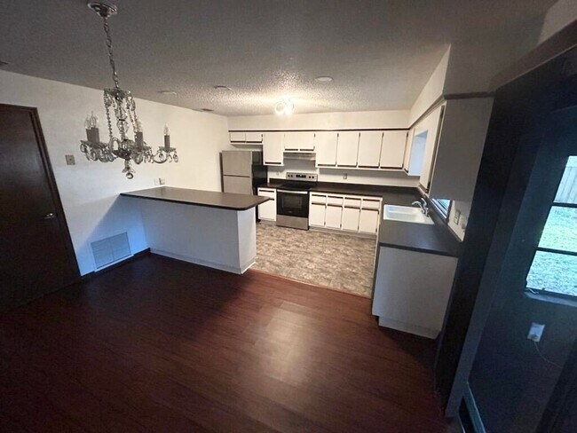 Building Photo - Spacious 3-Bedroom Home with Fenced Yard &...
