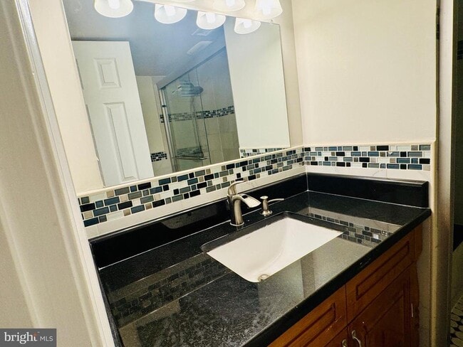 Building Photo - 3902 Hadley Square W