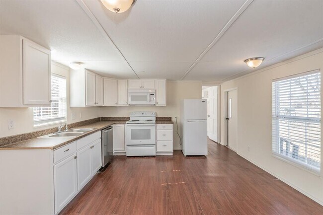 Building Photo - 103 Hackberry Ln