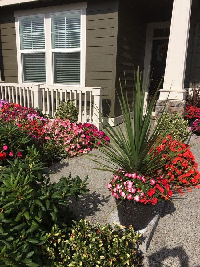 Building Photo - Absolutely Beautiful 5 Bedroom Home!! A Must See!!