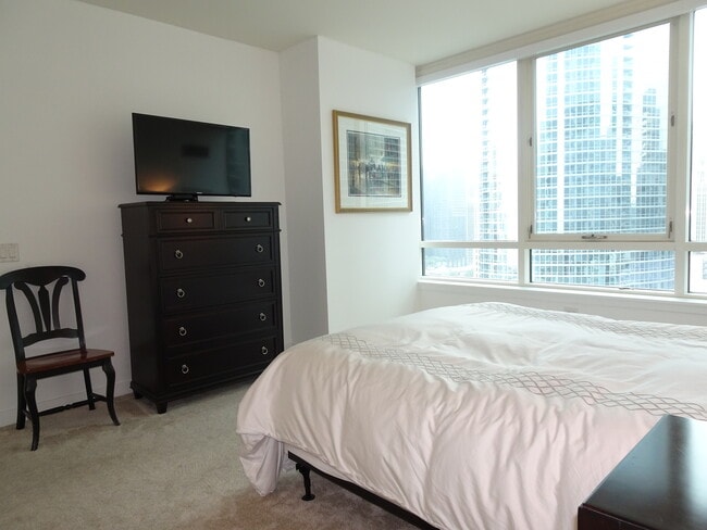 Building Photo - 505 N McClurg Ct