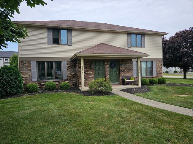 Building Photo - 3 Bedroom Townhouse, Rossford Schools!