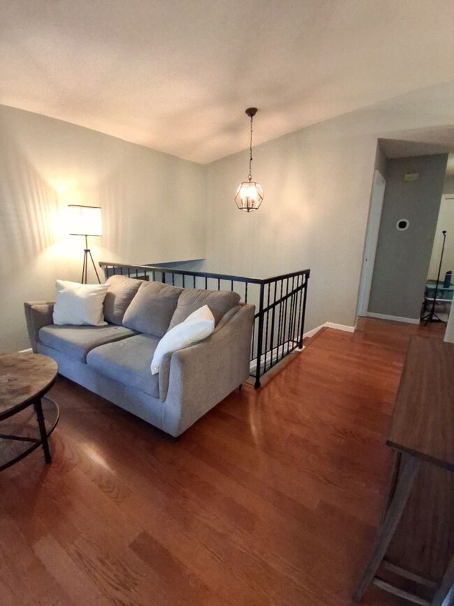 Building Photo - Open House 11/14/25 6-7pm! 3 Bedroom / 1.5...