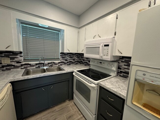 Building Photo - Adorable 2/1/1 nestled on an acre