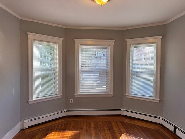 Building Photo - 129 S Elm St