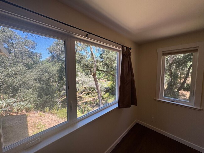 Building Photo - Beautiful 3 Bedroom/2 Bathroom Plus Bonus Room in Ben Lomond