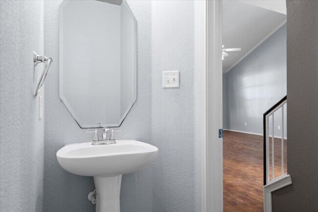 Building Photo - 633 Fairway