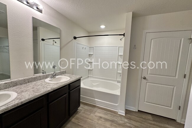 Building Photo - AVAILABLE NOW IN REDSTONE COMMONS