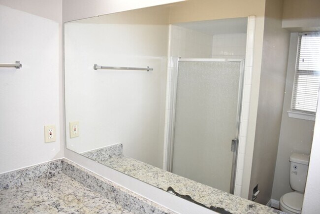 Building Photo - Newly updated 3-2-2 in Fort Worth!