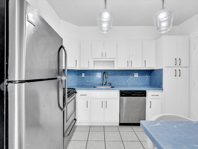 Building Photo - 500 Bayview Dr