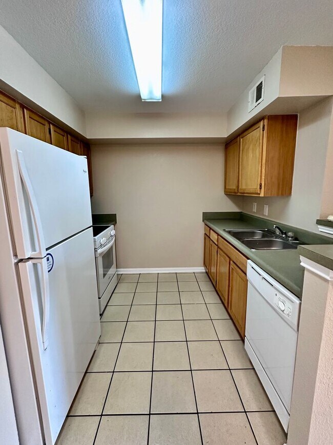 Building Photo - Spacious 2B/2B Unfurnished Condo near Beac...